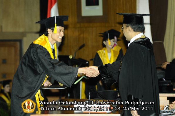 wisuda-fe-oleh-rektor-246-copy