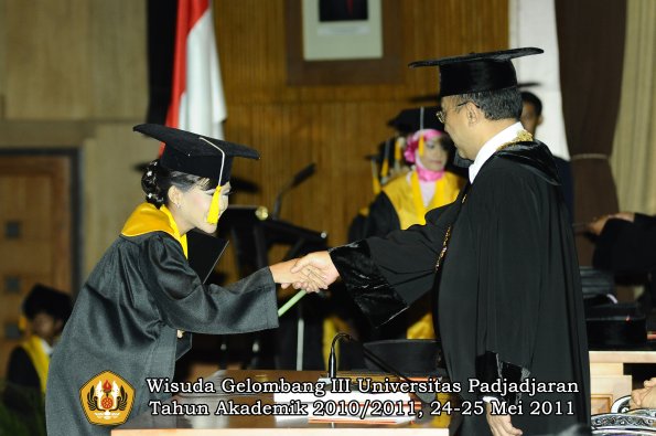 wisuda-fe-oleh-rektor-247-copy