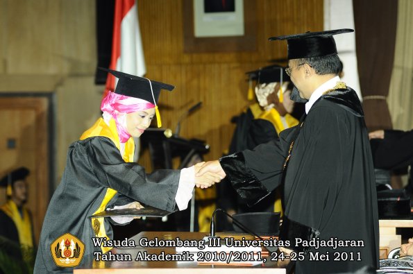 wisuda-fe-oleh-rektor-248-copy