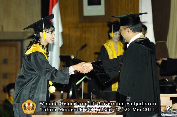 wisuda-fe-oleh-rektor-274-copy