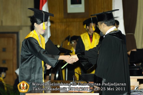 wisuda-fe-oleh-rektor-275-copy