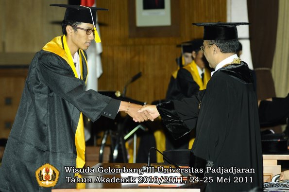 wisuda-fe-oleh-rektor-279-copy