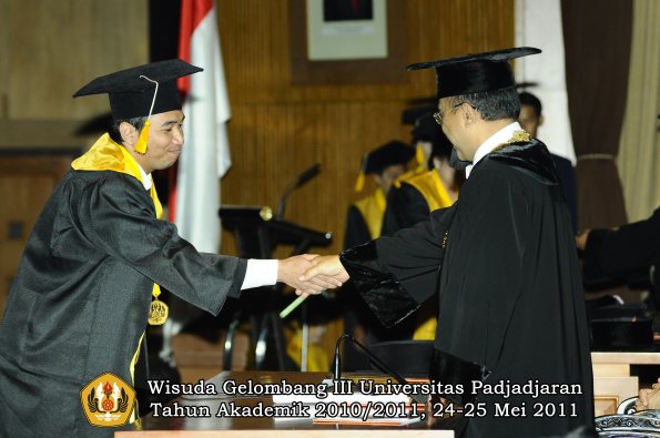 wisuda-fe-oleh-rektor-282-copy