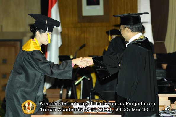 wisuda-fe-oleh-rektor-285-copy