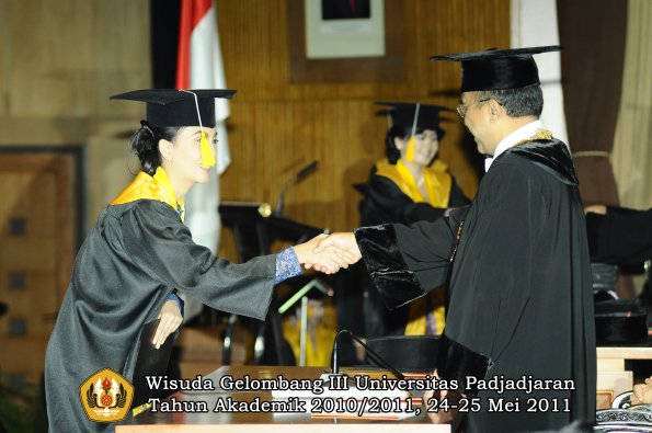 wisuda-fe-oleh-rektor-291-copy