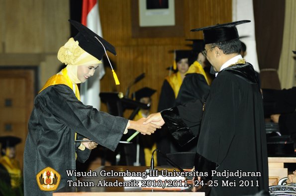 wisuda-fe-oleh-rektor-297-copy