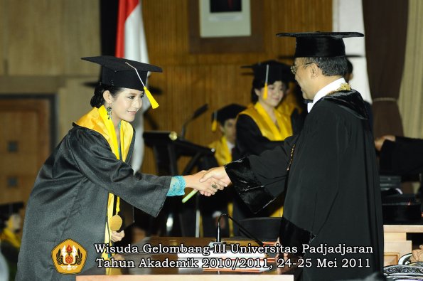 wisuda-fe-oleh-rektor-298-copy