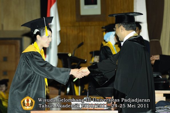 wisuda-fe-oleh-rektor-303-copy