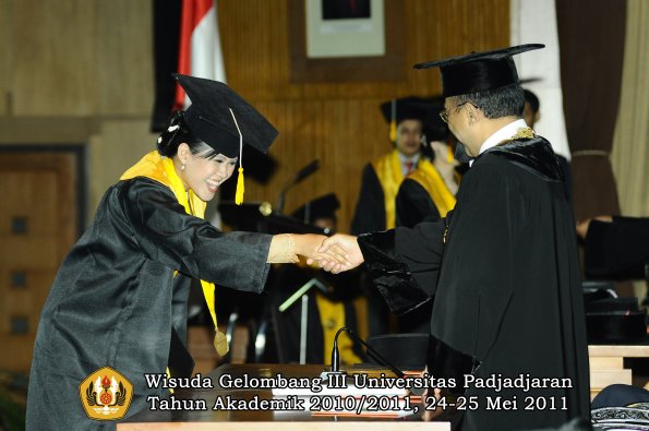 wisuda-fe-oleh-rektor-306-copy