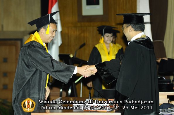 wisuda-fe-oleh-rektor-310-copy