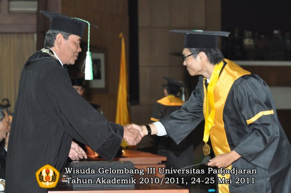 wisuda-faperta-oleh-dekan-100-copy