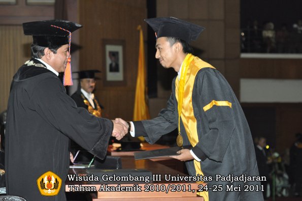 wisuda-ftg-oleh-dekan-003-copy