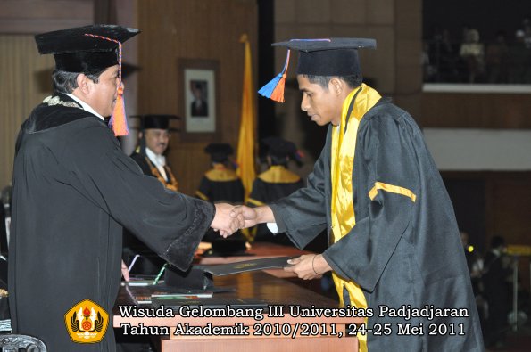 wisuda-ftg-oleh-dekan-020-copy