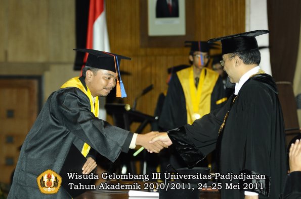 wisuda-ftg-oleh-rektor-009-copy