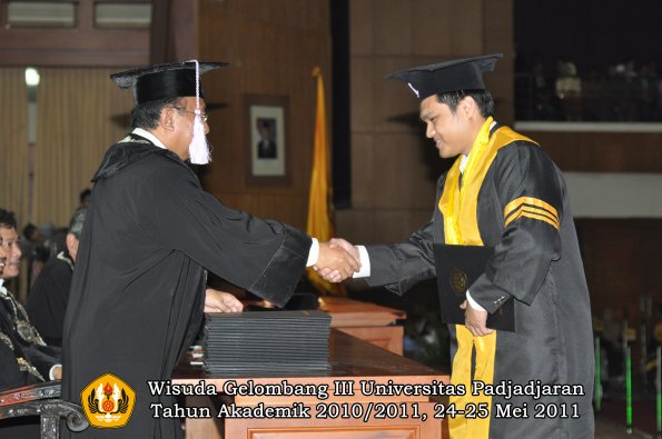 wisuda-fkg-oleh-dekan-001-copy