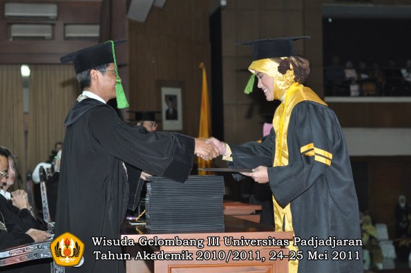 wisuda-fk-oleh-dekan-001-copy