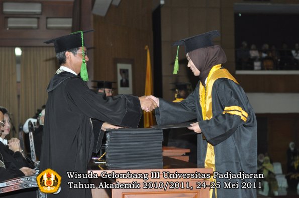 wisuda-fk-oleh-dekan-002-copy