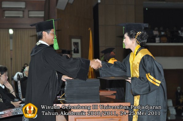 wisuda-fk-oleh-dekan-003-copy