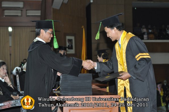 wisuda-fk-oleh-dekan-004-copy