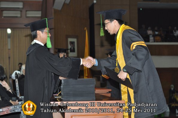 wisuda-fk-oleh-dekan-006-copy