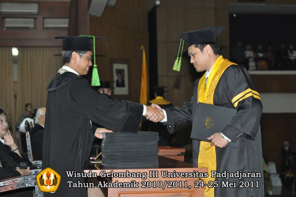 wisuda-fk-oleh-dekan-007-copy