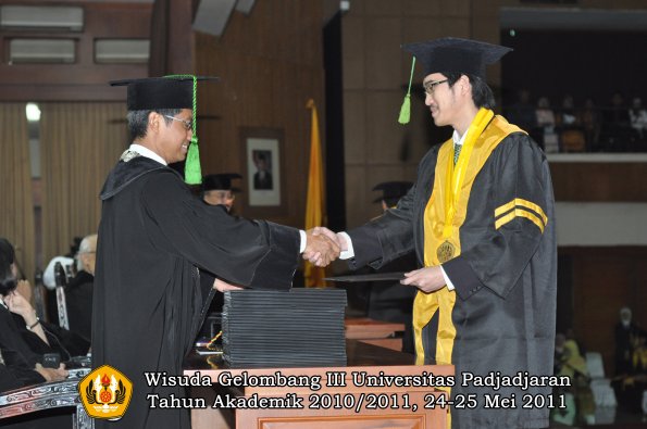 wisuda-fk-oleh-dekan-008-copy