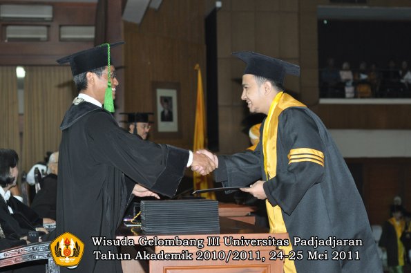 wisuda-fk-oleh-dekan-024-copy