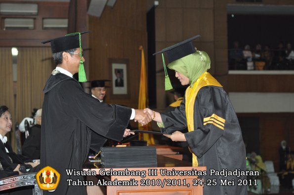 wisuda-fk-oleh-dekan-029-copy