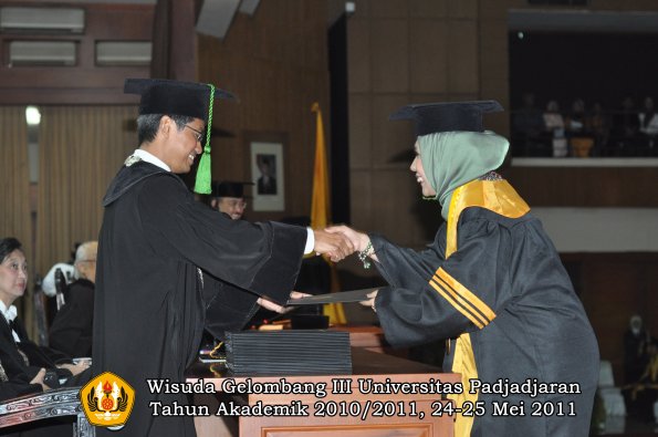 wisuda-fk-oleh-dekan-030-copy