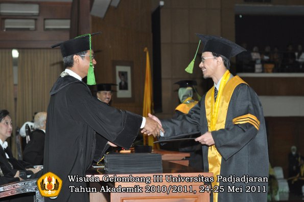 wisuda-fk-oleh-dekan-031-copy