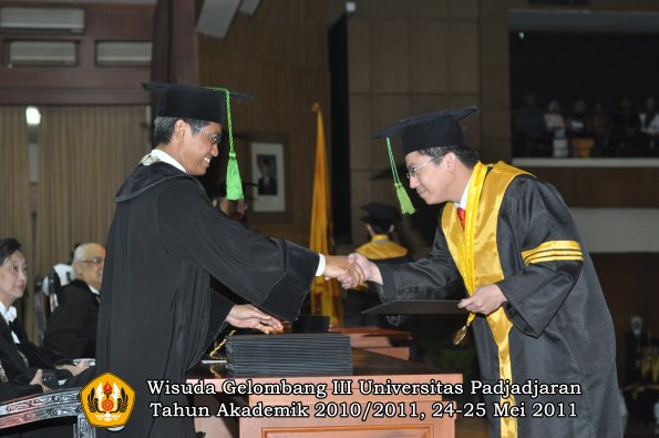 wisuda-fk-oleh-dekan-032-copy