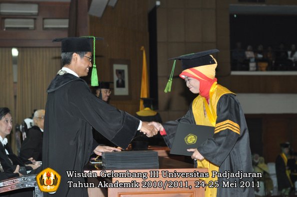 wisuda-fk-oleh-dekan-033-copy