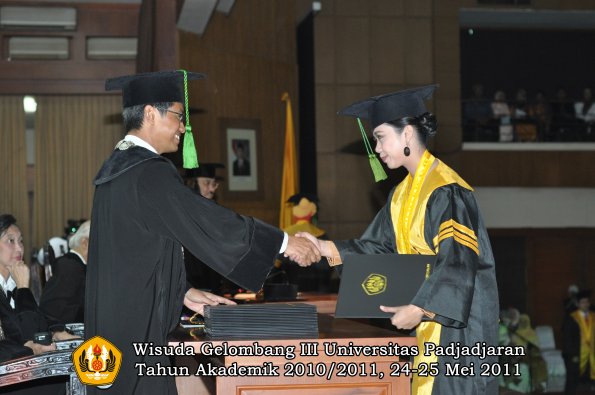 wisuda-fk-oleh-dekan-034-copy