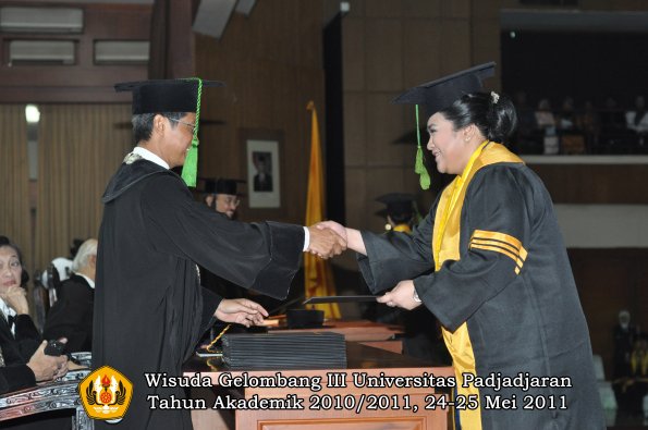 wisuda-fk-oleh-dekan-035-copy