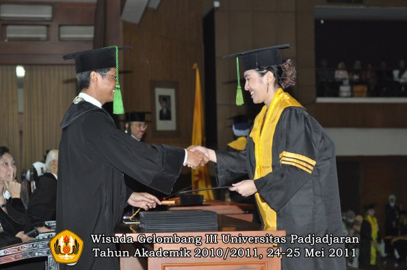 wisuda-fk-oleh-dekan-036-copy