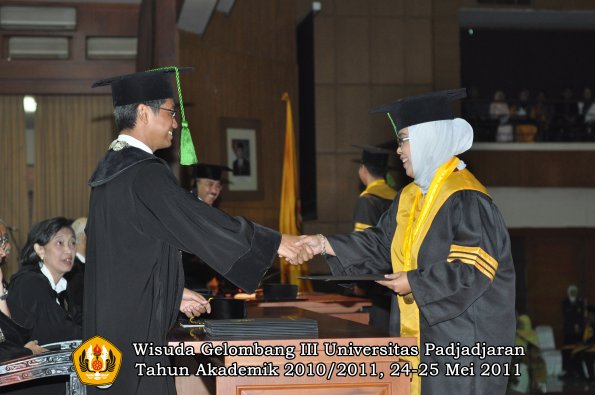 wisuda-fk-oleh-dekan-038-copy