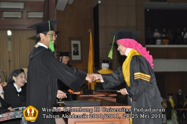 wisuda-fk-oleh-dekan-039-copy