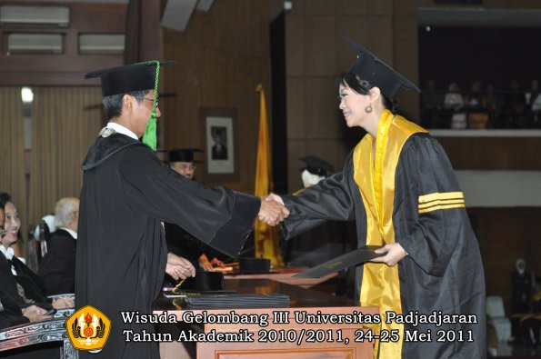 wisuda-fk-oleh-dekan-041-copy