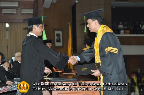 wisuda-fk-oleh-dekan-042-copy