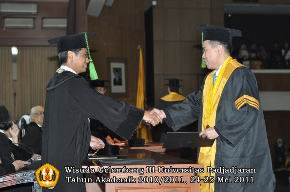 wisuda-fk-oleh-dekan-043-copy