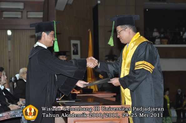 wisuda-fk-oleh-dekan-044-copy