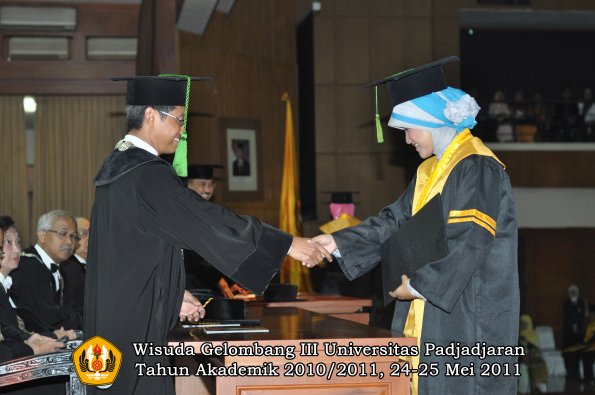 wisuda-fk-oleh-dekan-046-copy