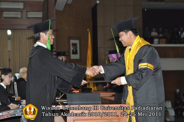 wisuda-fk-oleh-dekan-048-copy