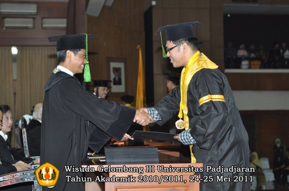 wisuda-fk-oleh-dekan-050-copy