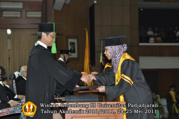 wisuda-fk-oleh-dekan-058-copy