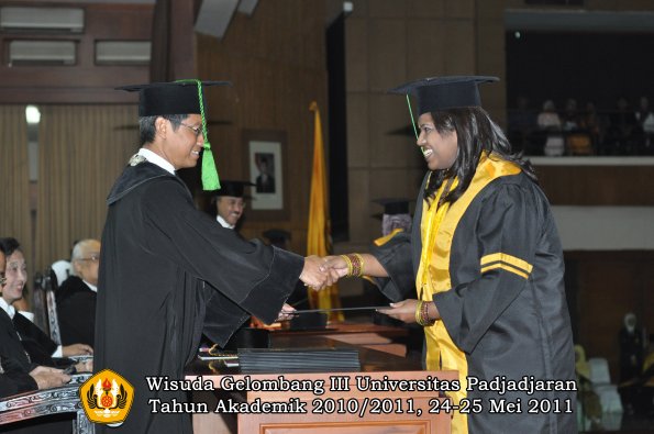 wisuda-fk-oleh-dekan-059-copy