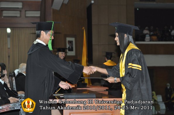 wisuda-fk-oleh-dekan-062-copy