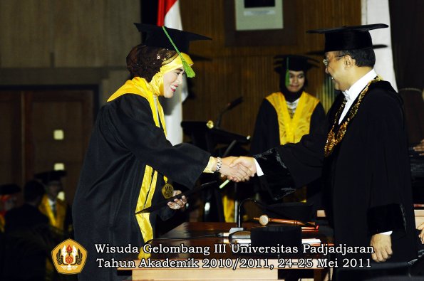 wisuda-fk-oleh-rektor-002-copy