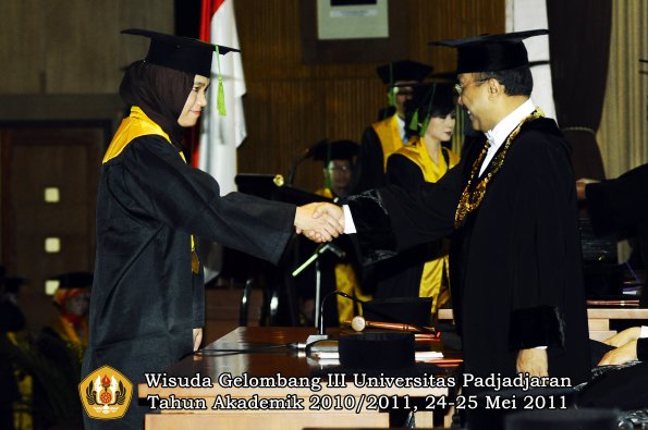 wisuda-fk-oleh-rektor-003-copy