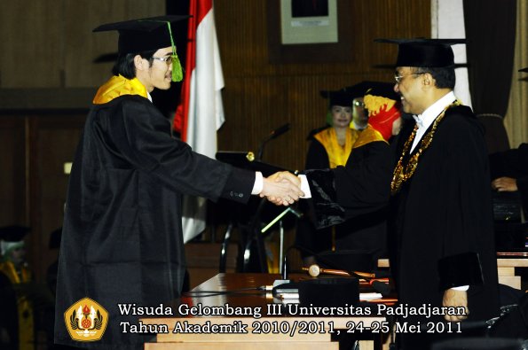 wisuda-fk-oleh-rektor-009-copy